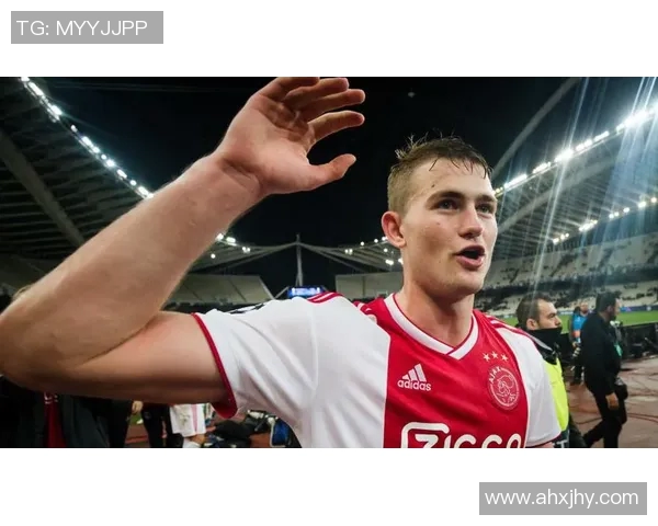 德里赫特代言新品牌，成为足球圈内的时尚偶像